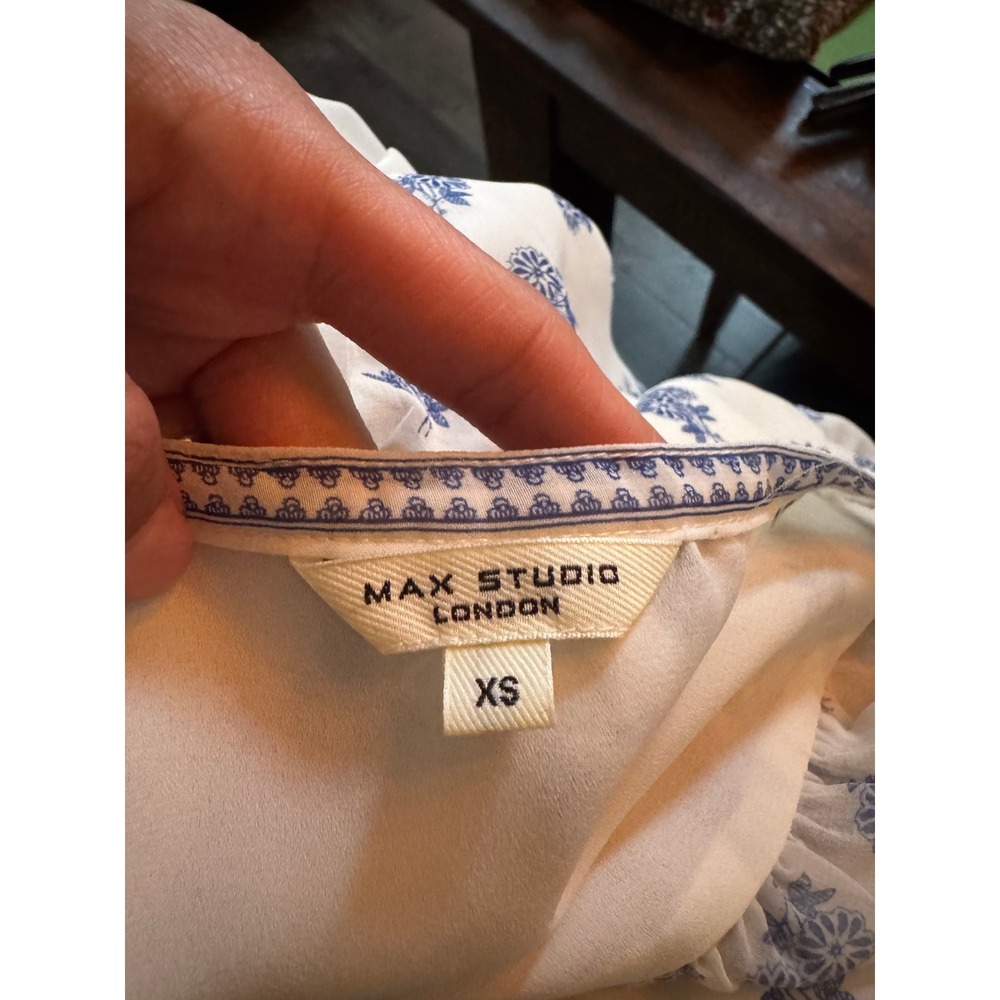 Max Studio London Butterfly Floral Blouse XS White Blue Pleated NWOT - Picture 2 of 5